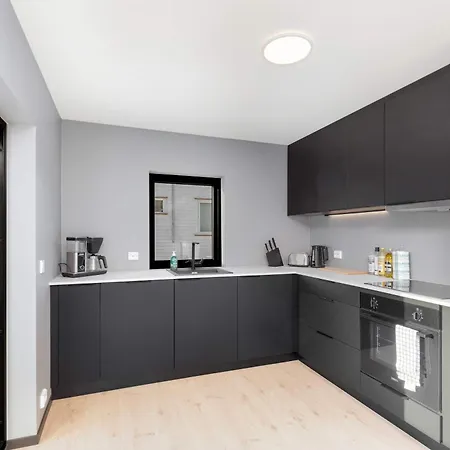Apartment Dinbnb Homes 5 Bedroom Family House - Free Parking *