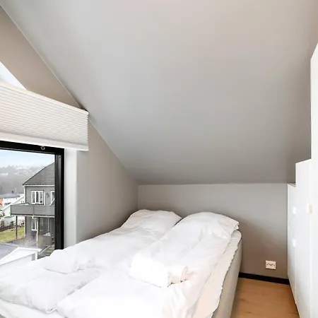 Dinbnb Homes 5 Bedroom Family House - Free Parking *