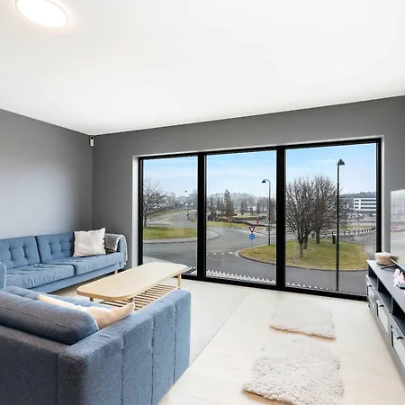 Apartment Dinbnb Homes 5 Bedroom Family House - Free Parking *