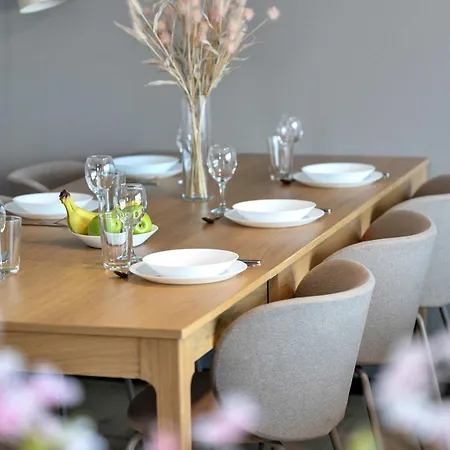 Apartment Dinbnb Homes 5 Bedroom Family House - Free Parking *