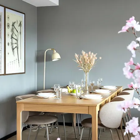Apartment Dinbnb Homes 5 Bedroom Family House - Free Parking *